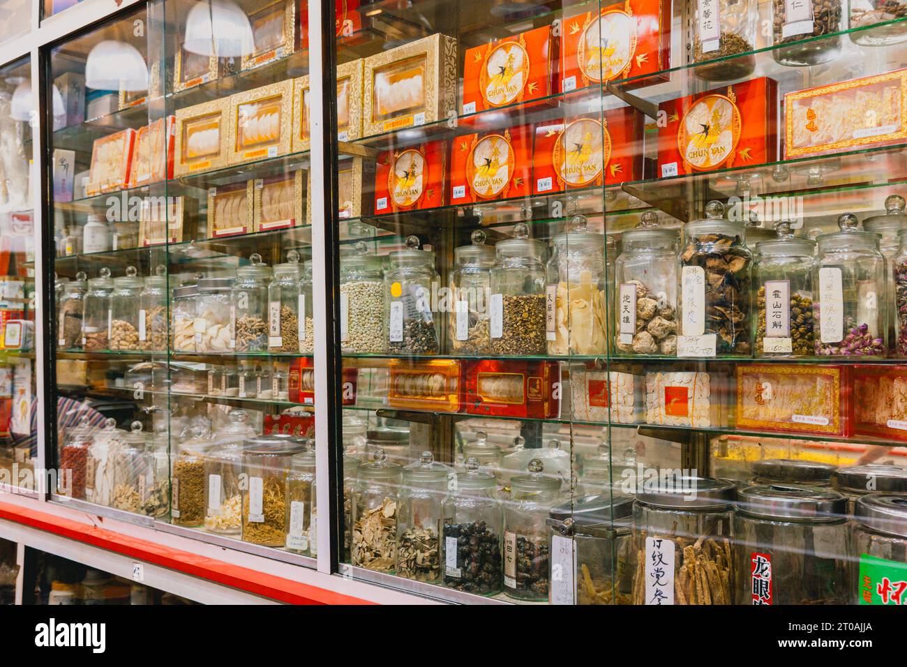 Erkunden Sie das reiche Erbe der traditionellen Chinesischen Medizin: Ein Blick in einen Kuala Lumpur Chinatown Kräuterladen mit jahrhundertealten Heilmitteln Stockfoto