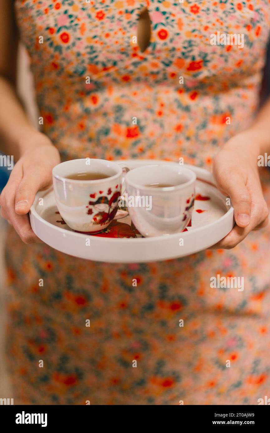 Die Tradition und die Liebe in einer malaysischen chinesischen Hochzeitstee-Zeremonie in Sabah zu ehren. Die Jüngere Schwester Bietet Tee An Stockfoto