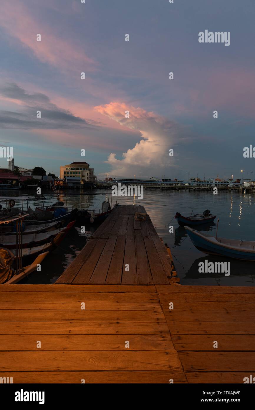 Goldene Stunde am Chew Jetty: Erleben Sie die ruhige Schönheit von Penangs Waterfront Village, während die Sonne am Chew Jetty, Georgetown (Malaysia) untergeht Stockfoto