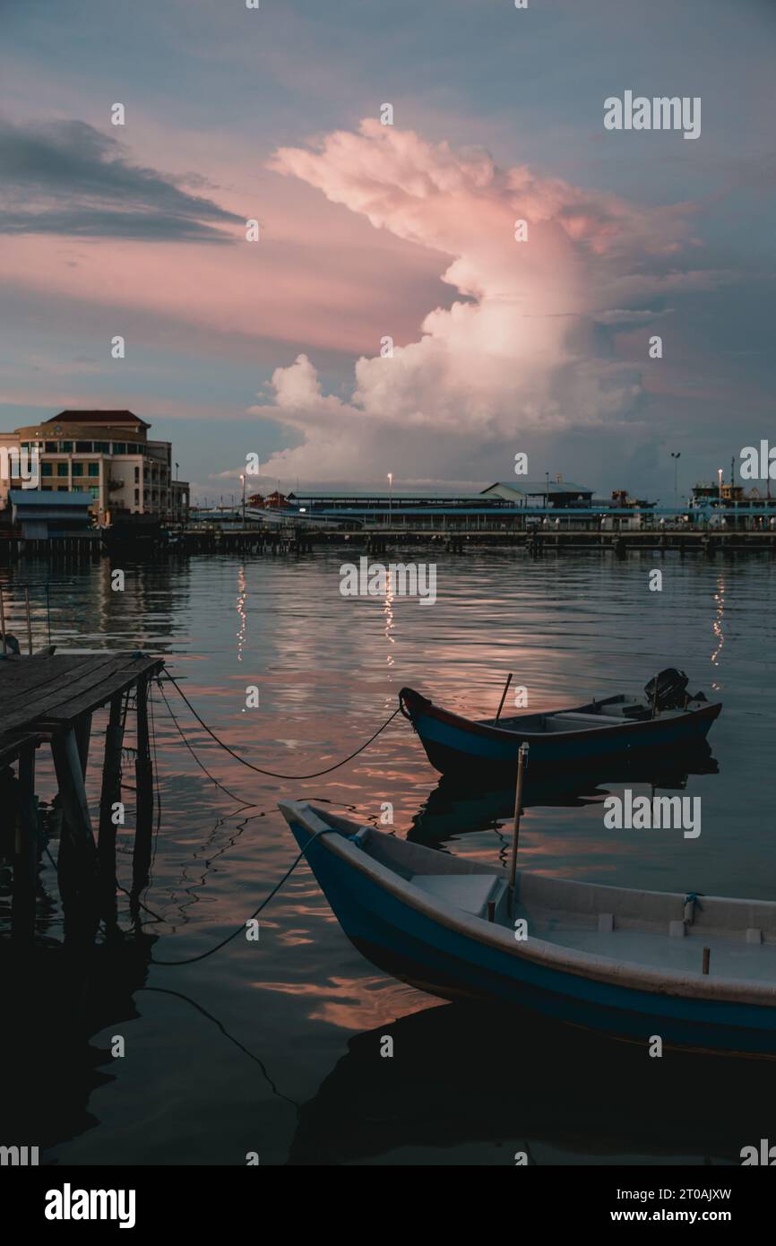 Goldene Stunde am Chew Jetty: Erleben Sie die ruhige Schönheit von Penangs Waterfront Village, während die Sonne am Chew Jetty, Georgetown (Malaysia) untergeht Stockfoto