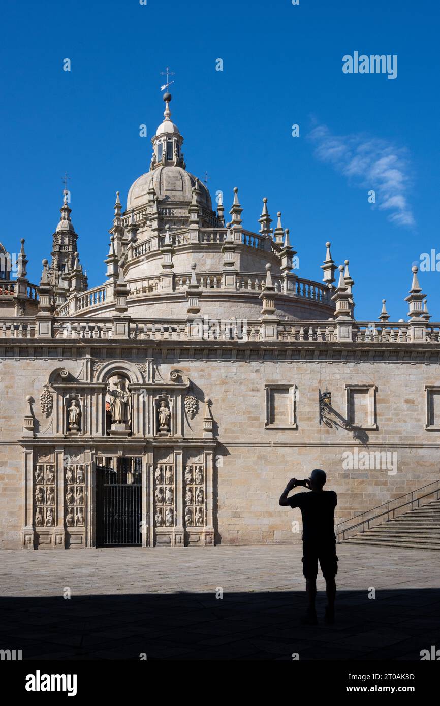 Silhouette eines Mannes, der die Heilige Tür der Kathedrale von Santiago de Compostela fotografiert, Santiago de Compostela, Galicien, Spanien Stockfoto