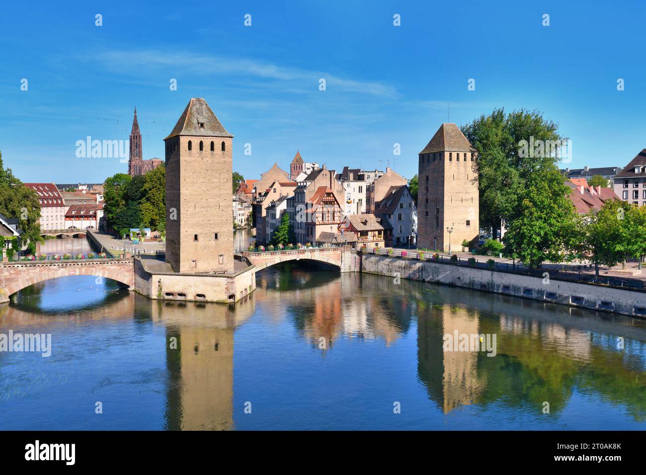 Straßburg, Frankreich: Historischer Turm der Brücke Ponts Couvert als Teil der Verteidigungsarbeiten, die im 13. Jahrhundert auf dem Ill in Petite Fra errichtet wurden Stockfoto