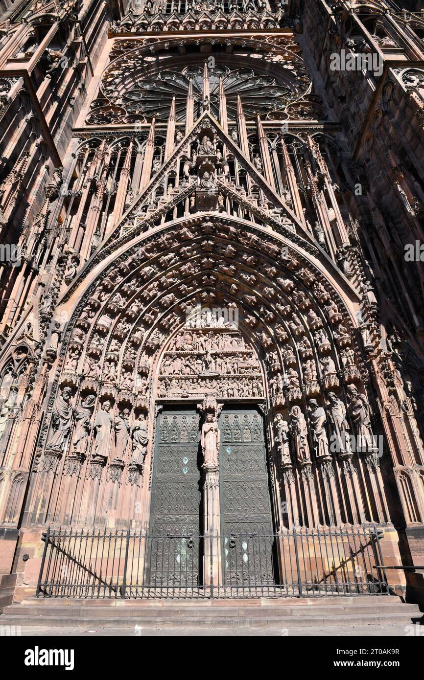 Straßburg, Frankreich - September 2023: Eingangstür im gotischen Stil mit Tympanon der Westfassade des berühmten Straßburger Doms in Frankreich Stockfoto