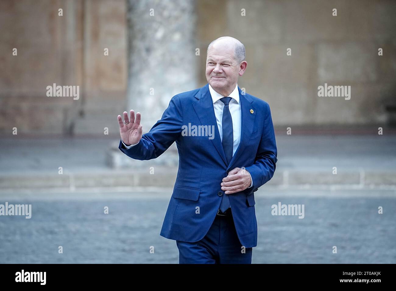 Granada, Spanien. Oktober 2023. Bundeskanzler Olaf Scholz (SPD) winkt, während er auf dem Gipfel der Europäischen Politischen Gemeinschaft zum Abendessen in der Alhambra spaziert. Quelle: Kay Nietfeld/dpa/Alamy Live News Stockfoto