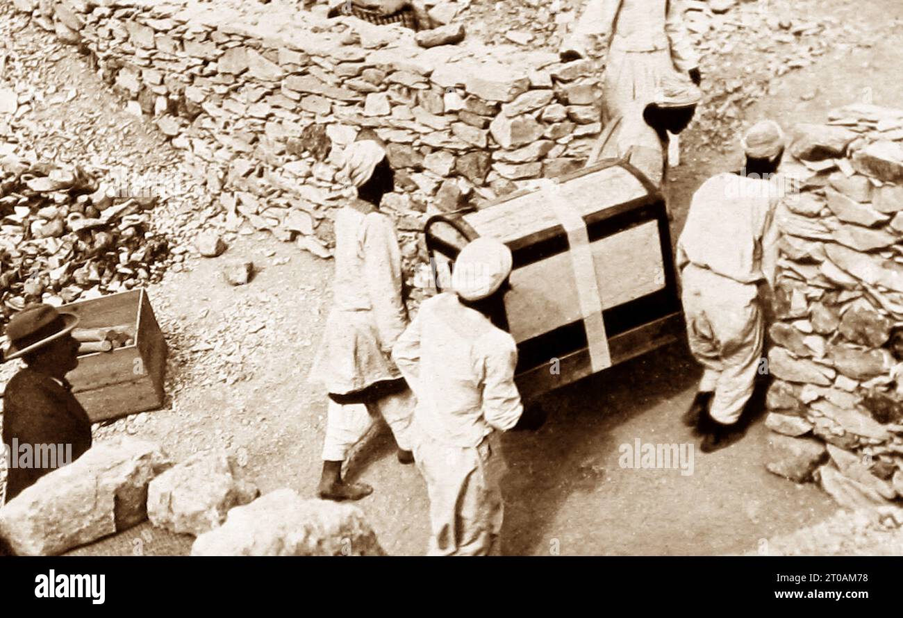 Howard Carter überwacht Artefakte, die nach ihrer Entdeckung im Jahr 1922 aus dem Grab von Tutanchamun in Ägypten entfernt wurden Stockfoto