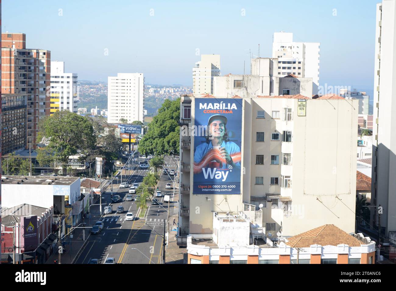 Stadt: Marilia, São Paulo, Brasilien - 2023. Juli 2023 : Avenida im Inneren von São Paulo mit Werbung in einem Wohnhaus mit Autos und Menschen Stockfoto