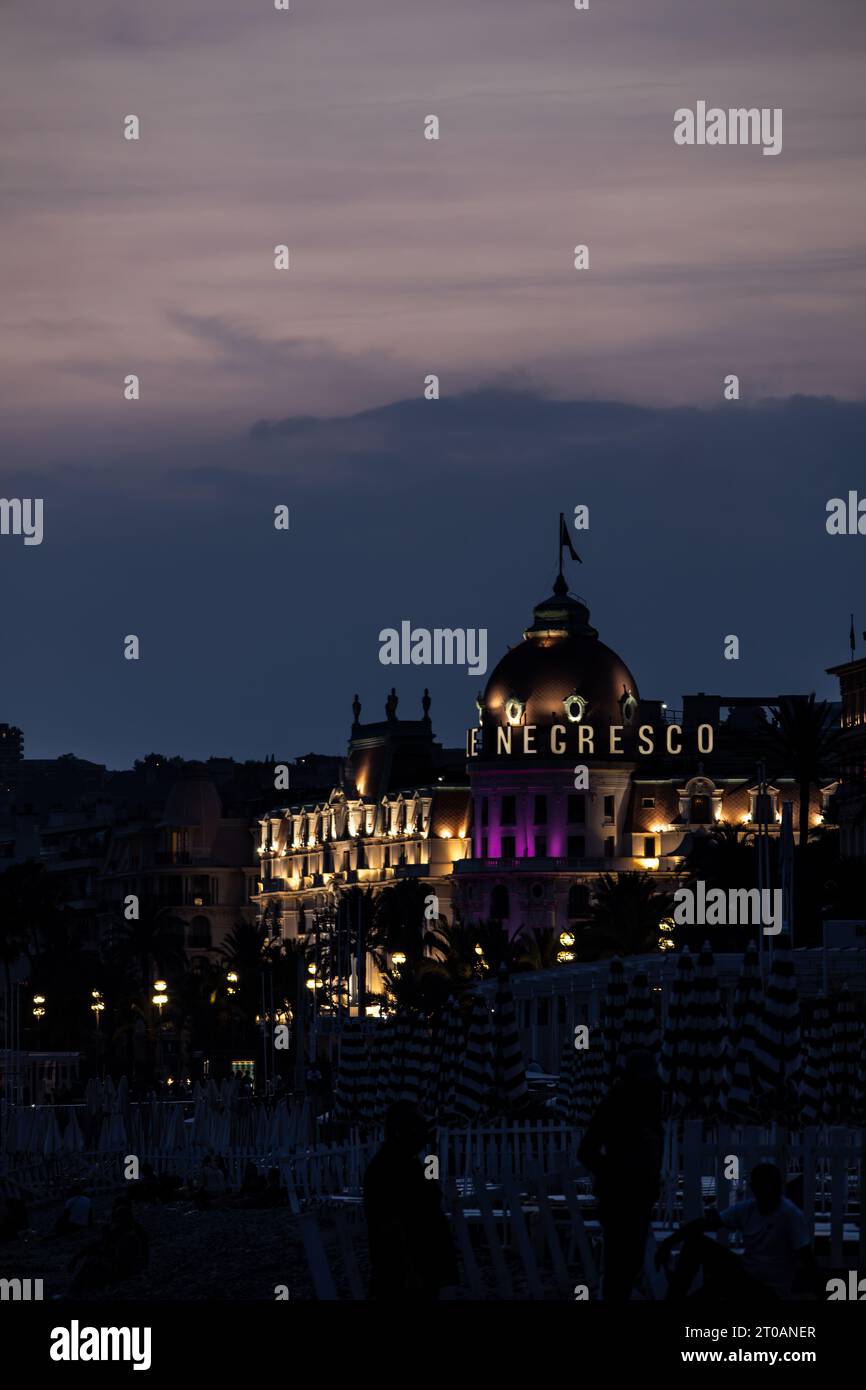 Das Le Negresco Hotel erstrahlt in Nizza, Frankreich, von einem langen Sonnenuntergang, Cote D'Azur, Pomenade des anglais Stockfoto
