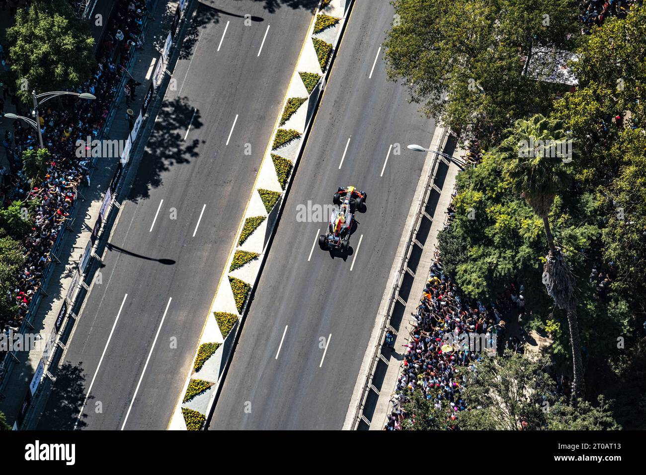 Luftaufnahme von Checo Pérez in der Ausstellung an einem sonnigen Tag im Paseo de la Reforma, CDMX, im November 2021 mit seinem RedBull F1-Auto. Stockfoto