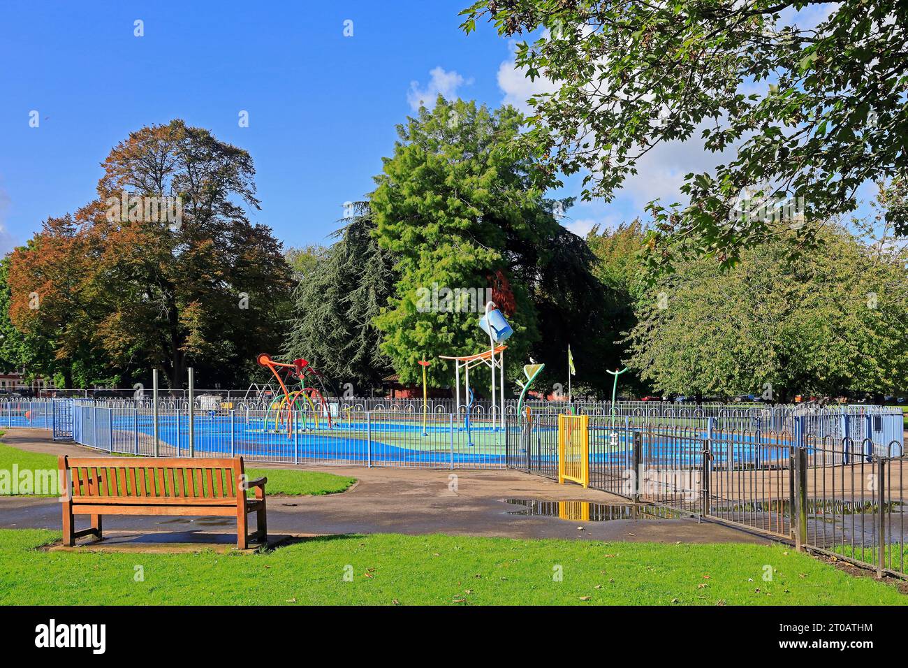Farbenfroher Wasserspielplatz für Kinder, wo sich früher ein Pool befand, Victoria Park, Cardiff. Vom Oktober 2023. Stockfoto