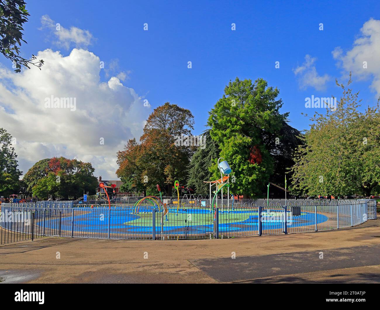 Farbenfroher Wasserspielplatz für Kinder, wo sich früher ein Pool befand, Victoria Park, Cardiff. Vom Oktober 2023. Stockfoto