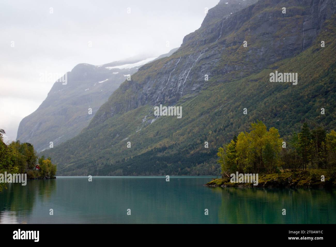 Wunderschöne norwegische Landschaft im Herbst in der Nähe von Loen und Stryn in Norwegen, Lovatnet im oktober, See mit türkisfarbenem Wasser umgeben von Bergen Stockfoto
