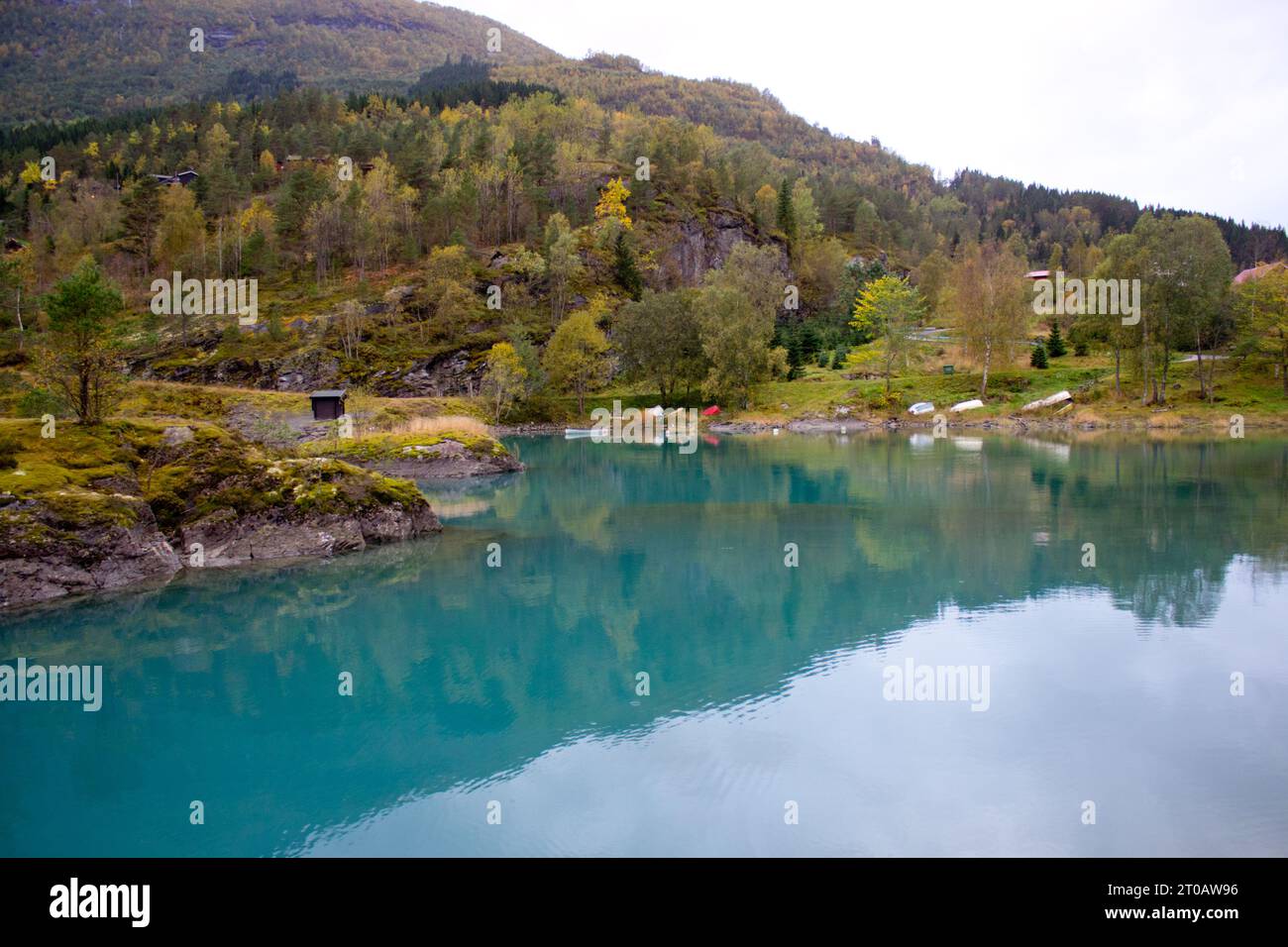 norwegische Landschaft im Herbst in der Nähe von Loen und Stryn in Norwegen, Lovatnet im oktober, See mit türkisfarbenem Wasser am Morgen Stockfoto