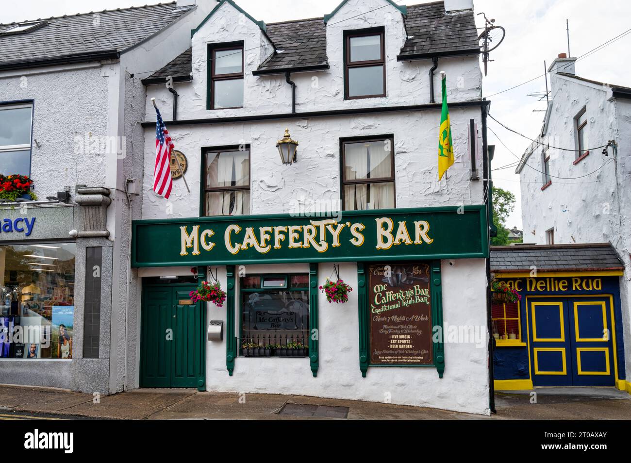 Donegal Town, Irland – 19. Juli 2023: Die Front of McCafferys Bar in Donegal Town Stockfoto