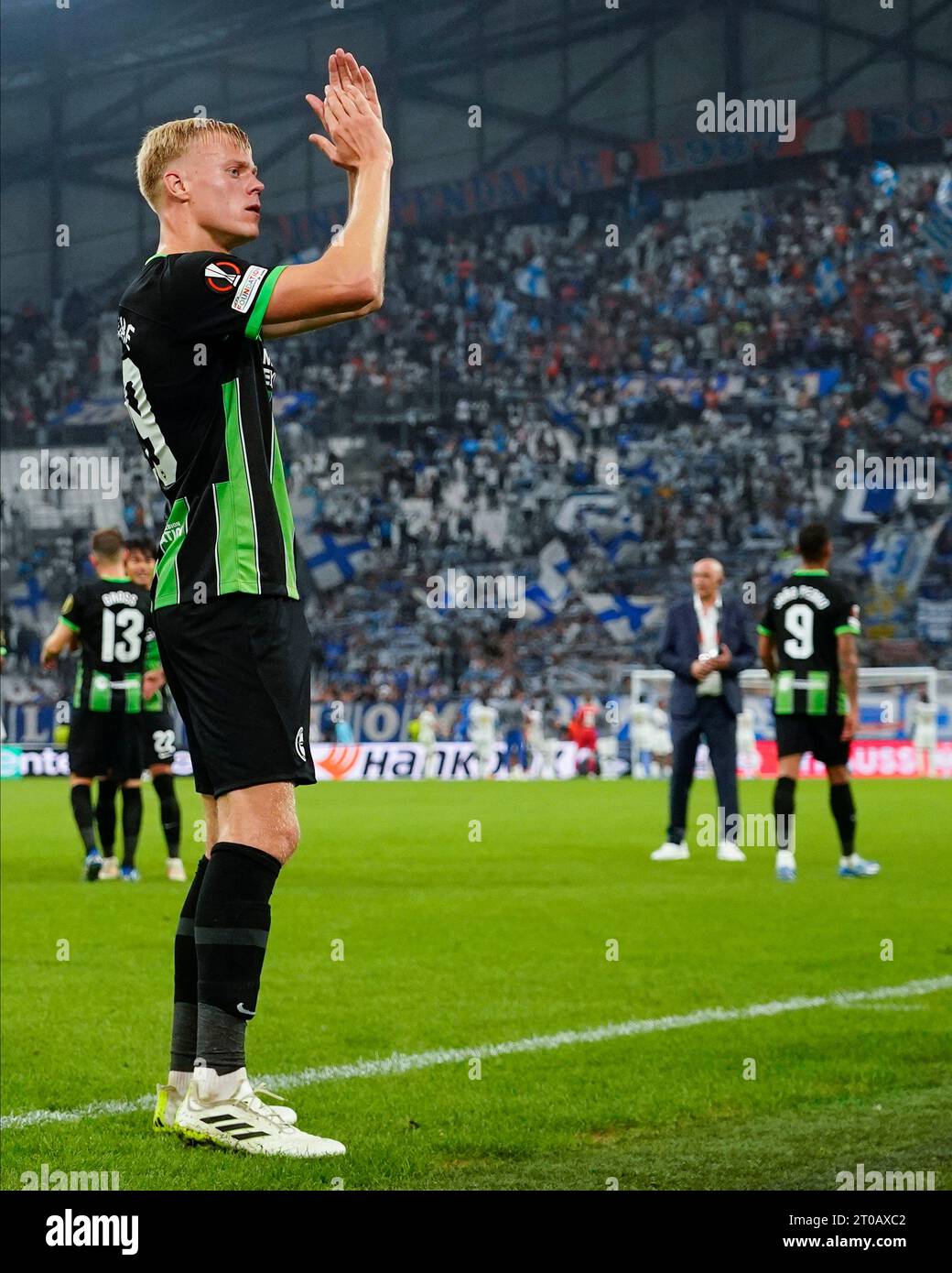 Marseille, Marseille. Oktober 2023. Jan Paul van Hecke von Brighton Hove Albion begrüßt die Fans beim Spiel der UEFA Europa League zwischen Olympique Marseille und Brighton Hove Albion, Gruppe B, Datum 2, das am 5. Oktober 2023 im Stade Velodrome in Marseille, Frankreich, ausgetragen wurde. (Foto: Bagu Blanco/PRESSINPHOTO) Credit: PRESSINPHOTO SPORTS AGENCY/Alamy Live News Stockfoto