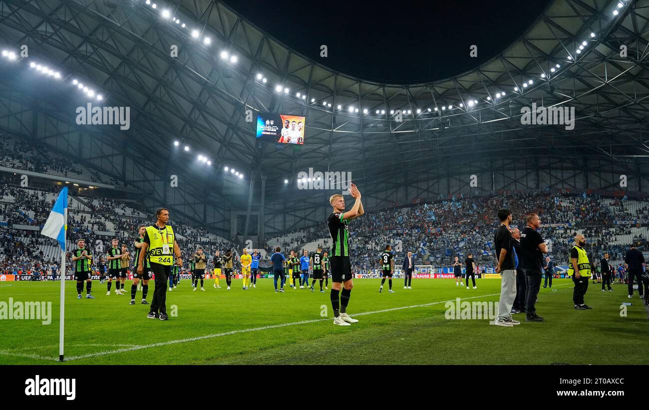 Marseille, Marseille. Oktober 2023. Jan Paul van Hecke von Brighton Hove Albion begrüßt die Fans beim Spiel der UEFA Europa League zwischen Olympique Marseille und Brighton Hove Albion, Gruppe B, Datum 2, das am 5. Oktober 2023 im Stade Velodrome in Marseille, Frankreich, ausgetragen wurde. (Foto: Bagu Blanco/PRESSINPHOTO) Credit: PRESSINPHOTO SPORTS AGENCY/Alamy Live News Stockfoto