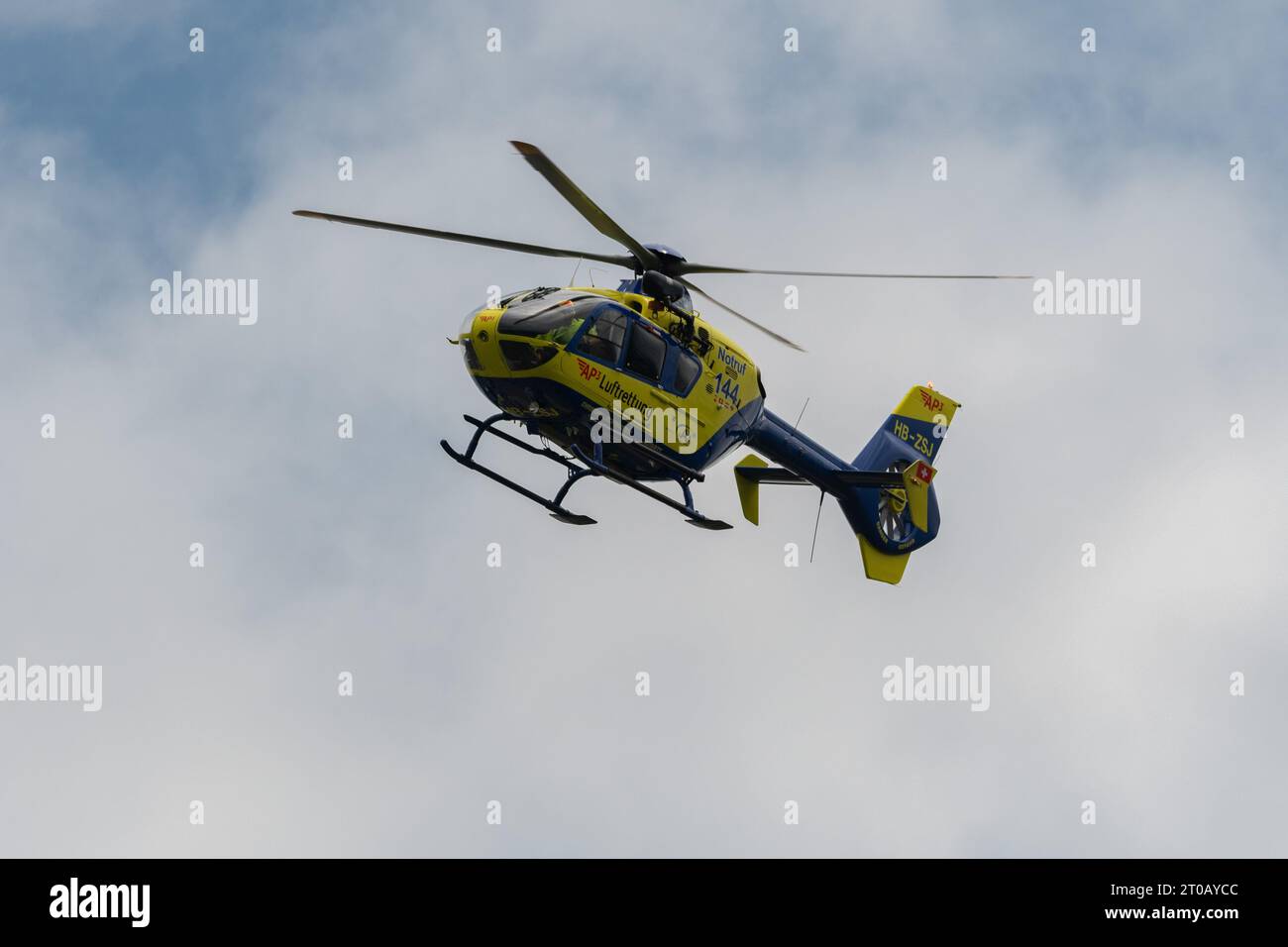 Speck-Fehraltorf, Zürich, Schweiz, 2. Juli 2023 HB-ZSJ Alpine Ambulance Airbus EC-135 Hubschraubervisitation während einer Flugschau Stockfoto