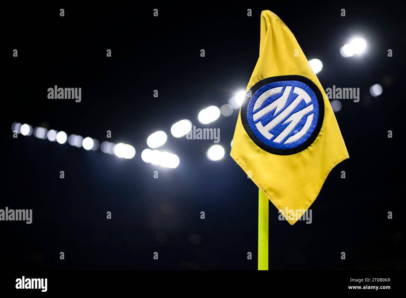 Eine Eckfahne mit dem Logo des FC Internazionale ist vor dem Fußballspiel der UEFA Champions League zwischen dem FC Internazionale und SL Benfica zu sehen. Stockfoto