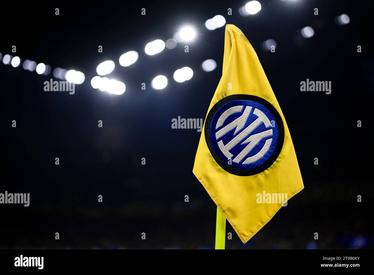 Eine Eckfahne mit dem Logo des FC Internazionale ist vor dem Fußballspiel der UEFA Champions League zwischen dem FC Internazionale und SL Benfica zu sehen. Stockfoto
