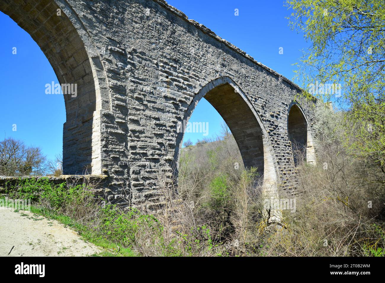 Das Yedigoz Aquädukt befindet sich in Edirne, Türkei und wurde im 16. Jahrhundert von Mimar Sinan erbaut. Stockfoto