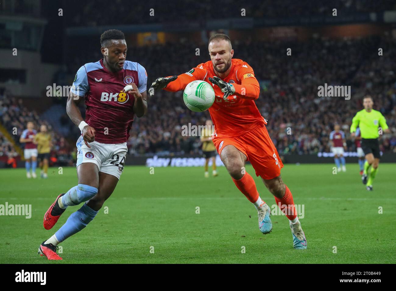 Birmingham, Großbritannien. Oktober 2023. Jhon Durán #24 von Aston Villa und Marko Maric #35 von HSK Zrinjski Mostar kämpfen um den Ball während des UEFA Europa Conference League Spiels Aston Villa gegen HŠK Zrinjski Mostar in Villa Park, Birmingham, Großbritannien, 5. Oktober 2023 (Foto: Gareth Evans/News Images) in Birmingham, Vereinigtes Königreich am 10.5.2023. (Foto: Gareth Evans/News Images/SIPA USA) Credit: SIPA USA/Alamy Live News Stockfoto