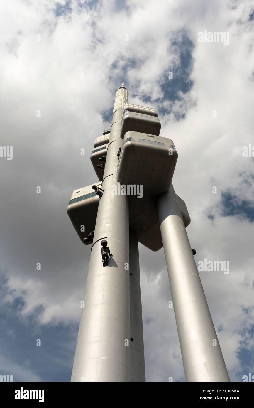 PRAG, TSCHECHISCHE REPUBLIK, EUROPA – Zizkov Television Tower, ein 216 m langer Sendeturm. Auf dem Turm befindet sich der Bildhauer David Cerny Installation Babies. Stockfoto