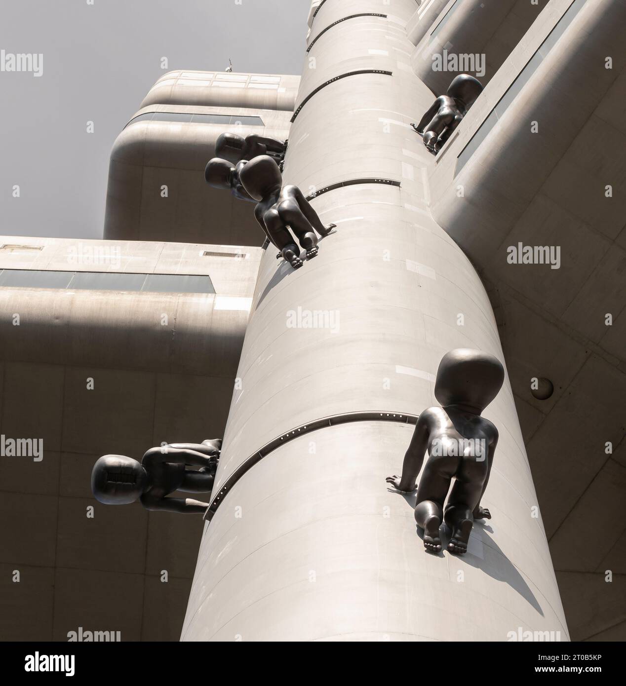 PRAG, TSCHECHISCHE REPUBLIK, EUROPA – Zizkov Television Tower, ein 216 m langer Sendeturm. Auf dem Turm befindet sich der Bildhauer David Cerny Installation Babies. Stockfoto