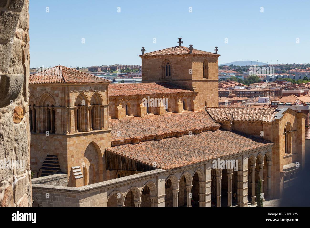 Blick auf die Kirche von den Mauern von Avila Stockfoto