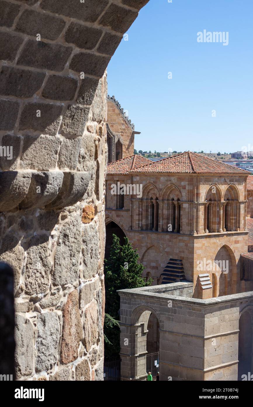 Blick auf die Kirche von den Mauern von Avila Stockfoto