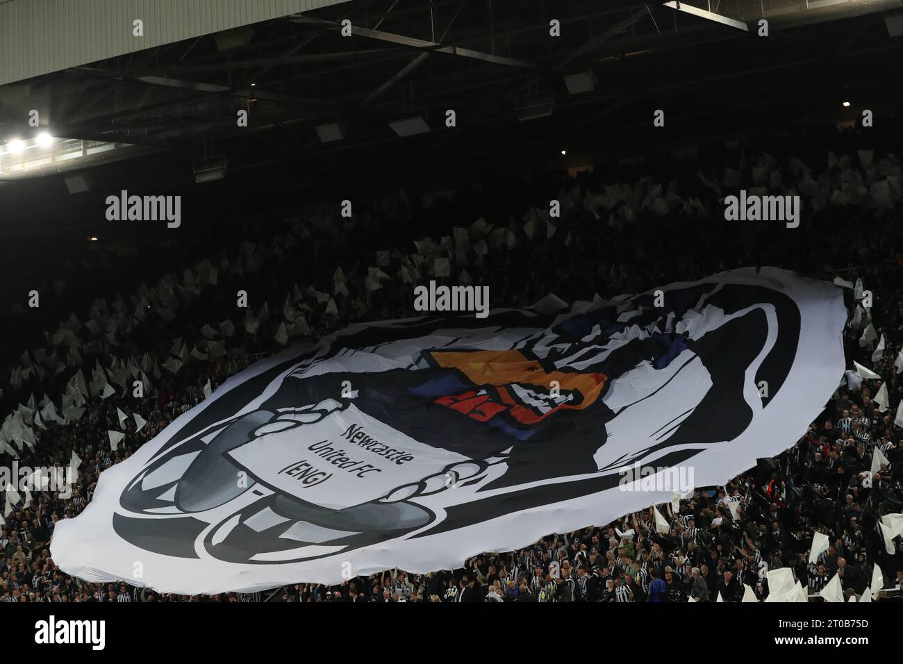 Die Fans von Newcastle United enthüllen während des Spiels der UEFA Champions League Gruppe F zwischen Newcastle United und Paris St Germain in St. James's Park, Newcastle am Mittwoch, 4. Oktober 2023. (Foto: Mark Fletcher | MI News) Credit: MI News & Sport /Alamy Live News Stockfoto