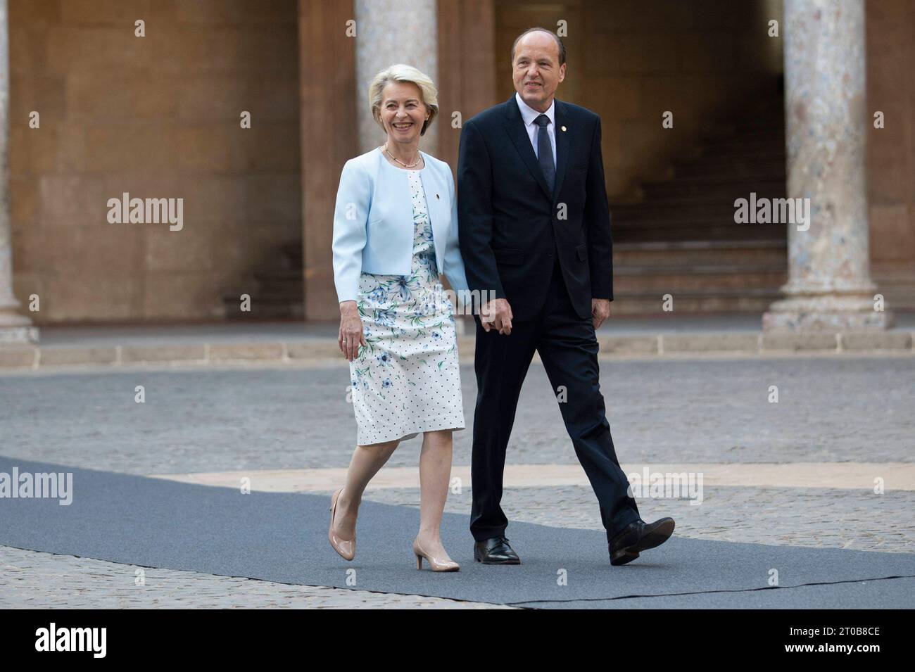 Ankunft der politischen Führer beim Galaempfang in der Alhambra während des Europäischen Gipfels in Granada, Spanien, 5. Oktober 2023. Ursula von der Leyen und Heiko echter LLegada de los lideres politicos a la recepcion de Gala celebrada en la Alhambra durante la Cumbre de Europa en Granada, España, 05 de Octubre de 2023 900/Cordon PRESS Credit: CORDON PRESS/Alamy Live News Stockfoto