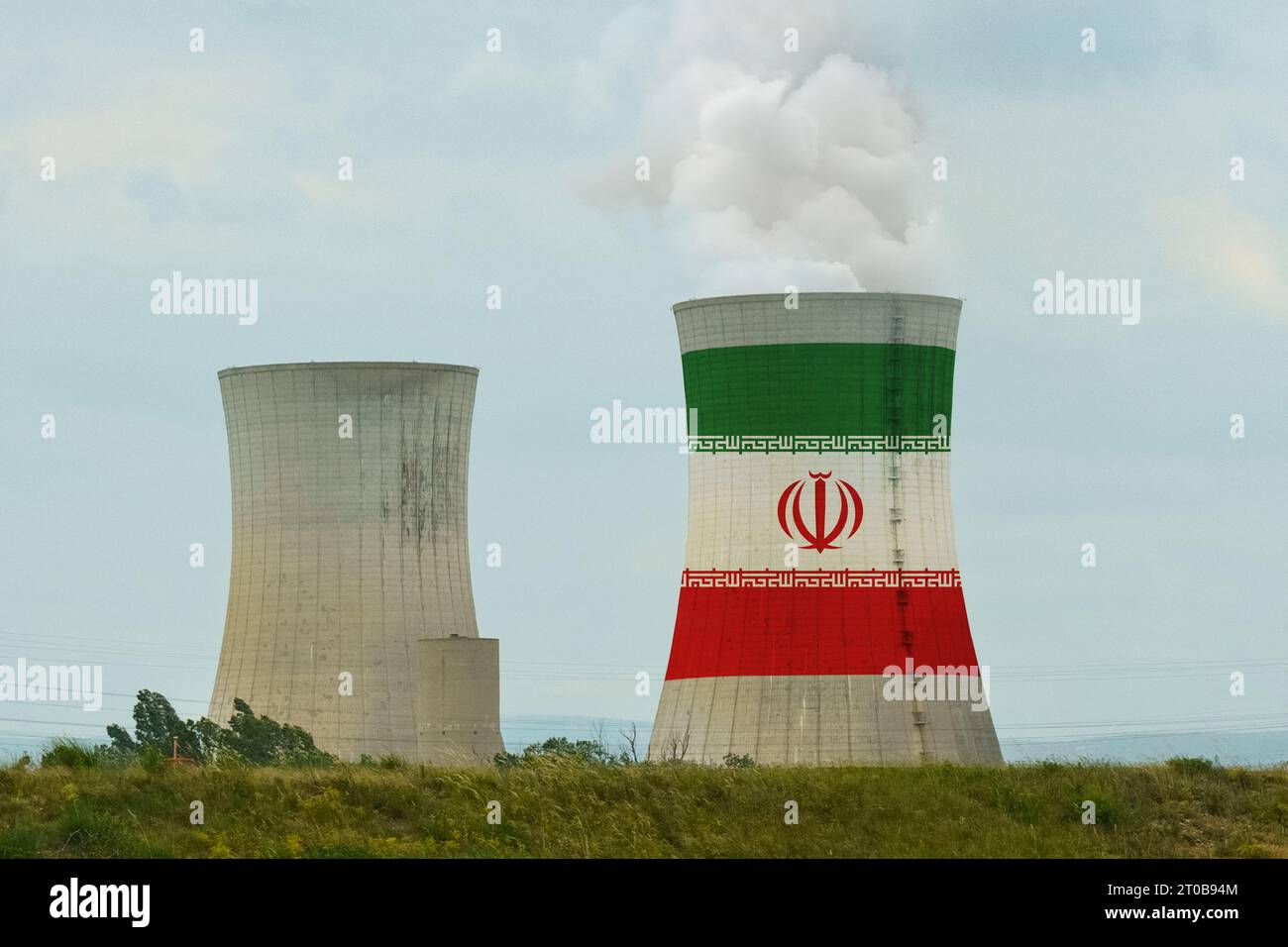 Die Flagge des Iran ist auf dem Kühlturm des Kernkraftwerks abgebildet. Stockfoto