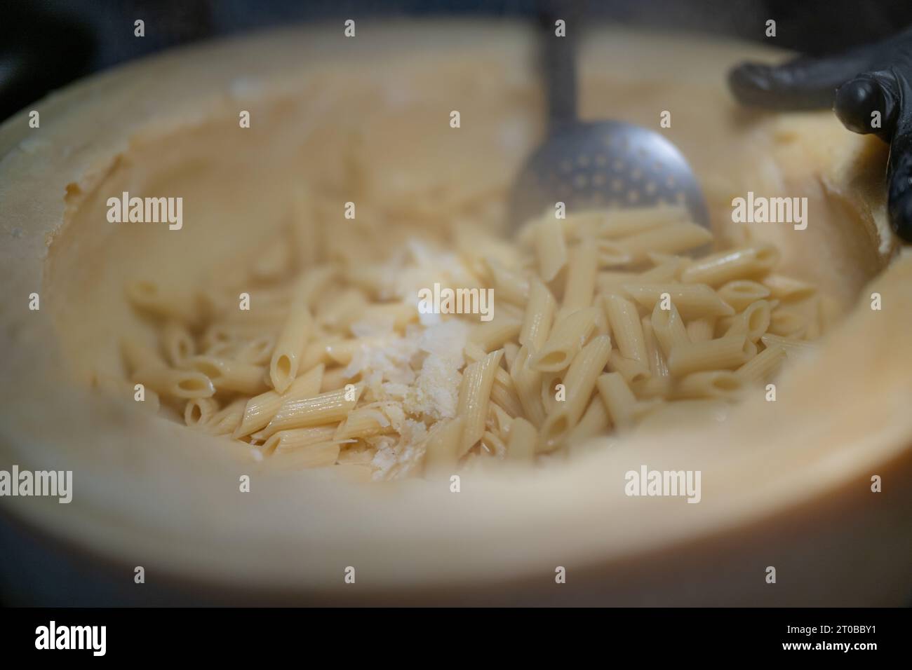 , Food, Deutschland, Rheinland-Pfalz, 02.10.2023, das Bild zeigt eine Küchenszene, die eine kulinarische Tätigkeit darstellt. Der zentrale Fokus Lie Stockfoto