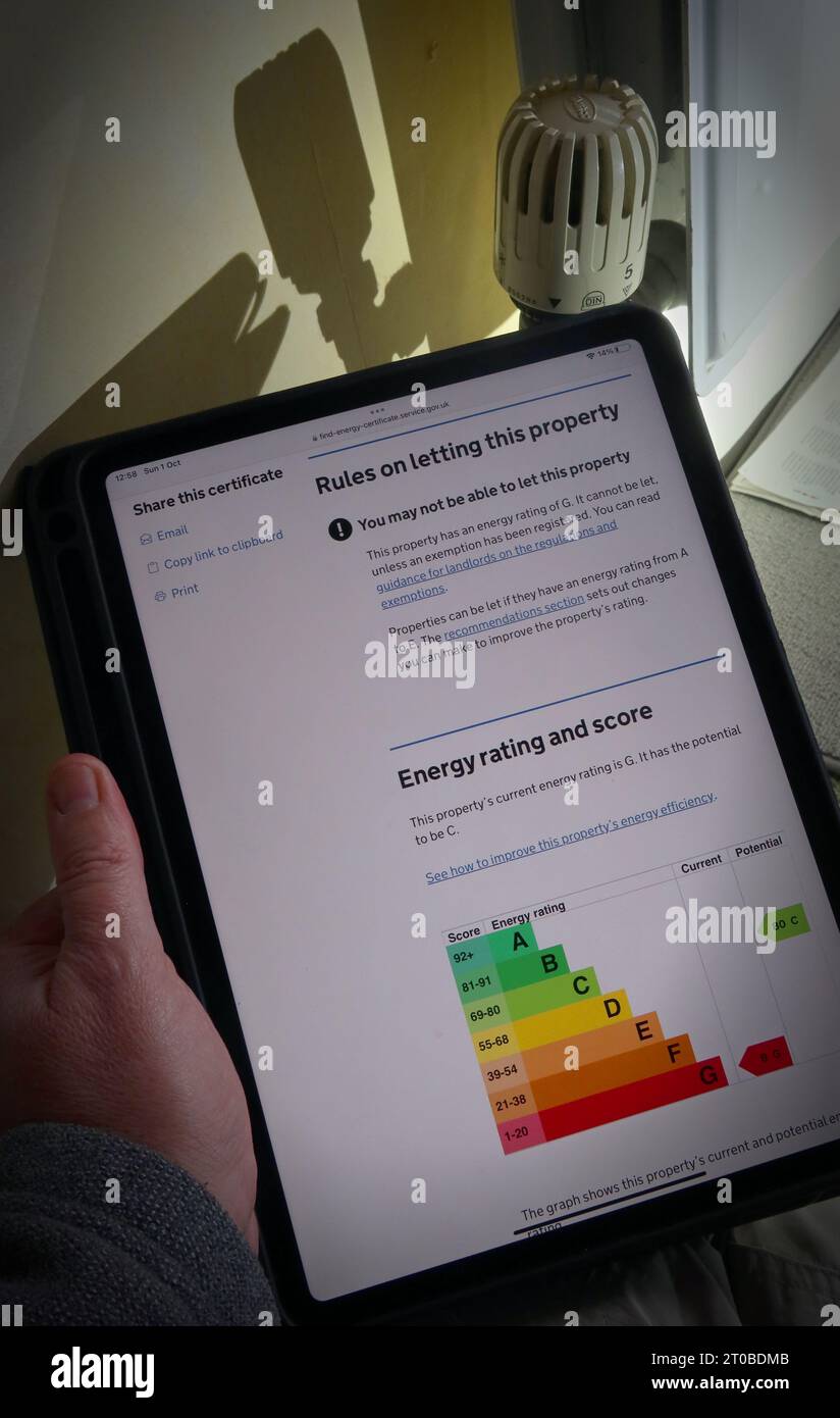 IPad Tablet mit UK EPC, Energieeinstufung und -Bewertung, in der Nähe von Heizkörper, in Wohneigentum, Doppelhaushälfte, Cheshire, England, UK Stockfoto