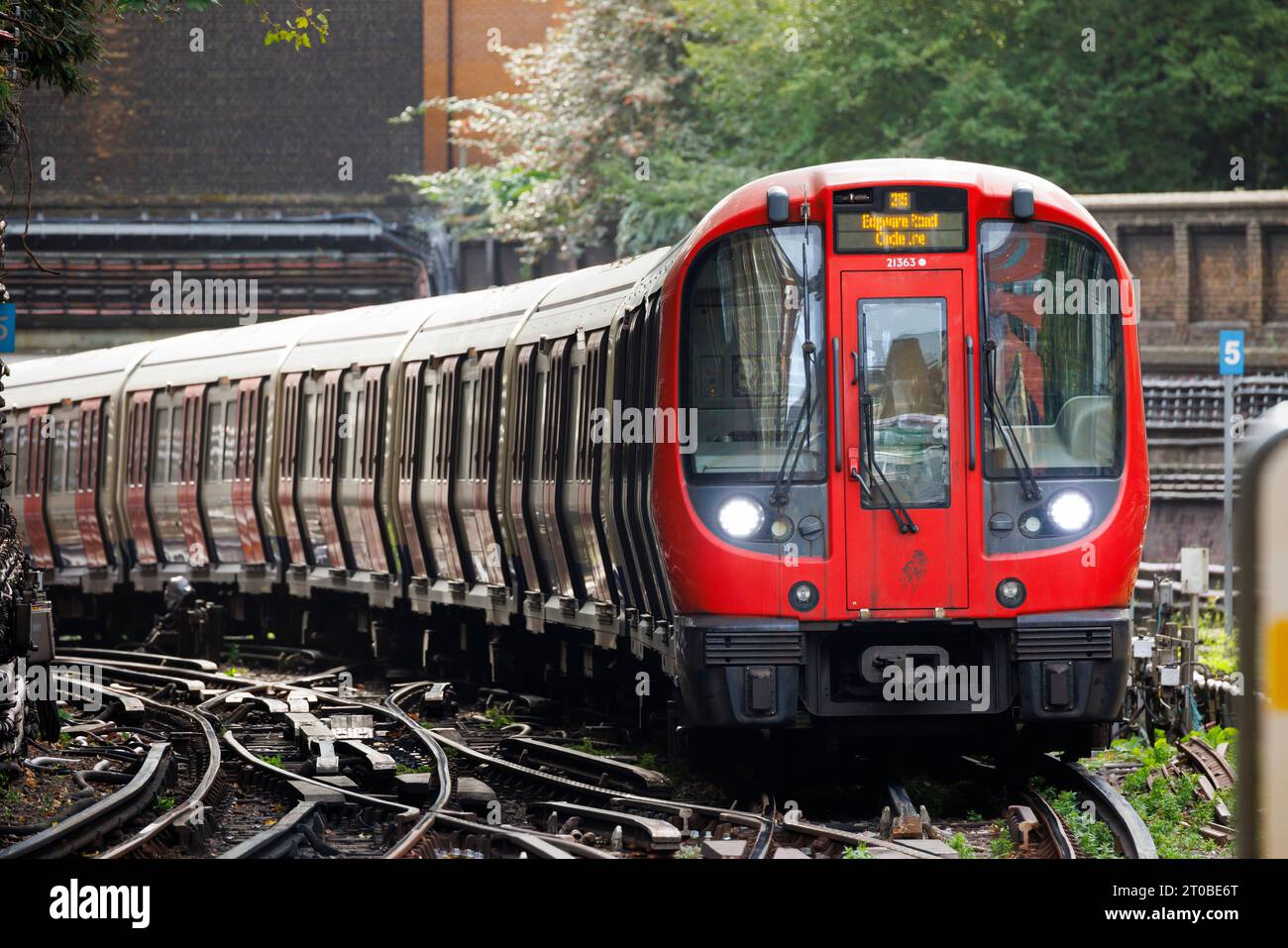 Eine U-Bahn der Circle Line S7 überquert Punkte, wenn sie sich dem Bahnsteig an der High Street Kensington U-Bahnstation in West London nähert. Stockfoto