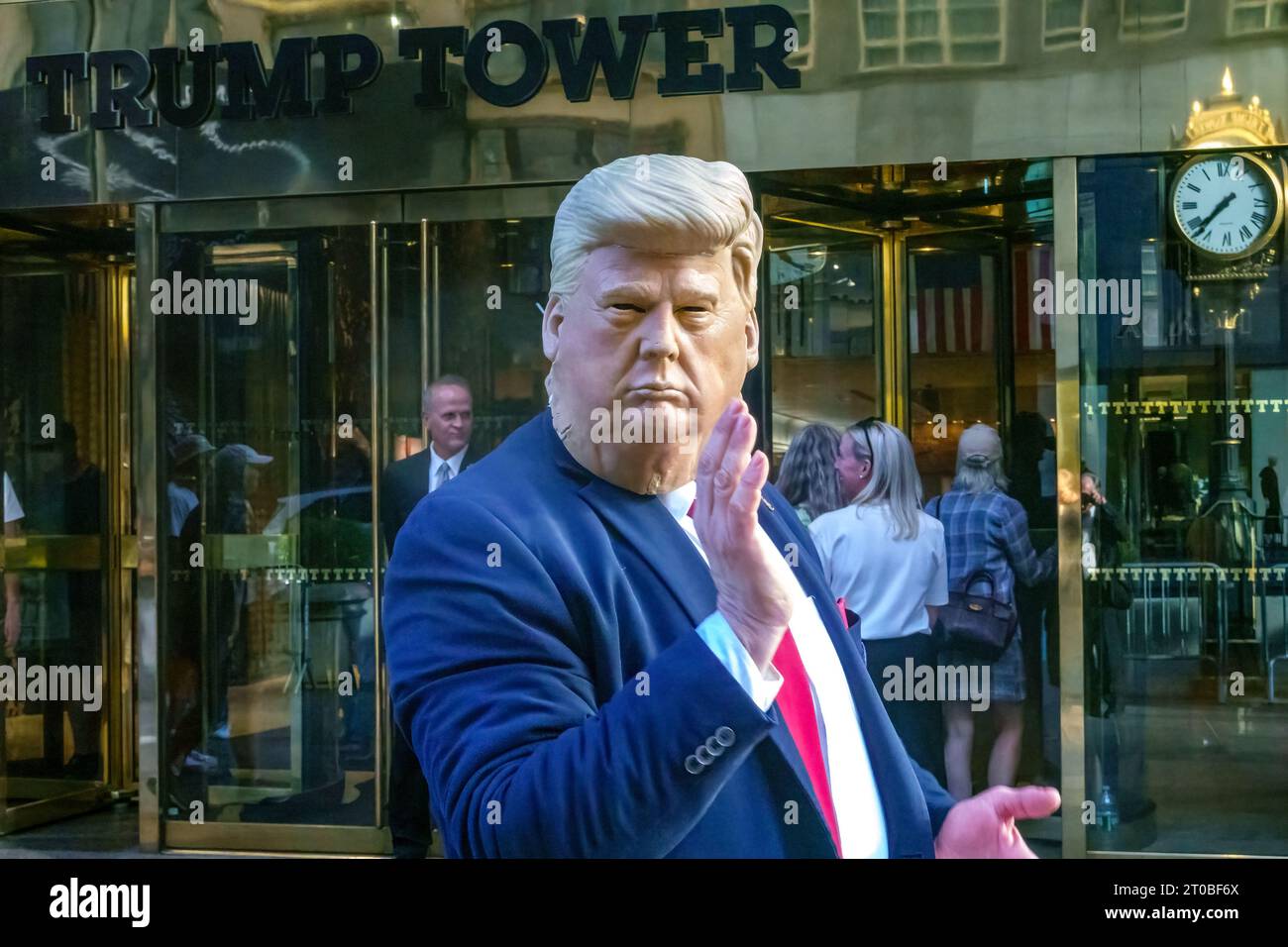 New York, USA. Oktober 2023. Ein Imitator, der eine Maske des ehemaligen US-Präsidenten Donald Trump trägt, tritt für Passanten am Haupteingang des Trump Tower in der Fifth Avenue in Midtwown Manhattan auf. Trump steht derzeit vor einem Zivilverfahren in New York. Quelle: Enrique Shore/Alamy Live News Stockfoto