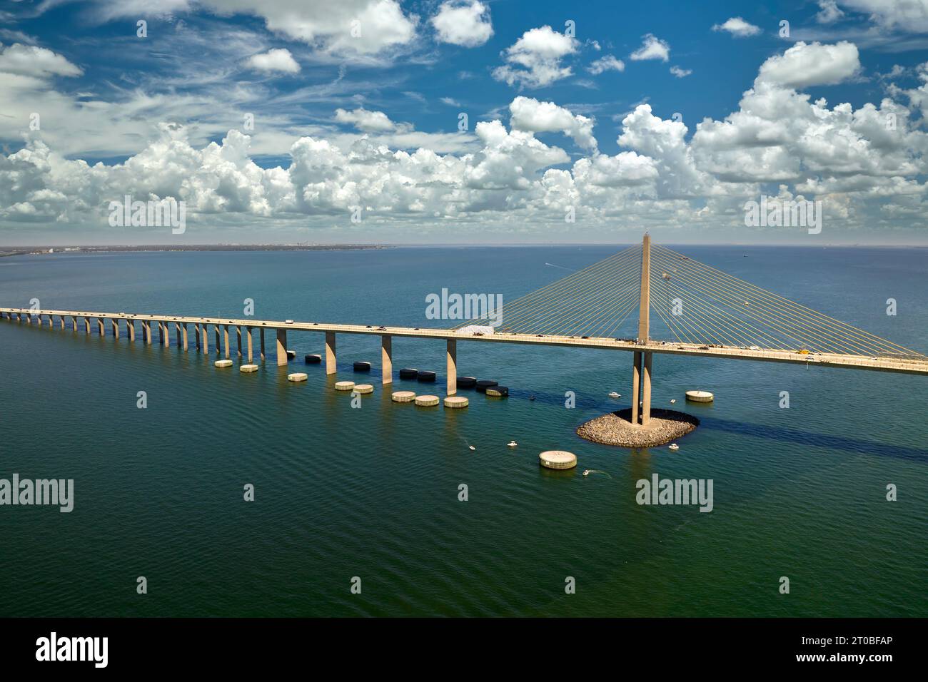 Blick aus der Vogelperspektive auf die Sunshine Skyway Bridge über die Tampa Bay in Florida mit bewegtem Verkehr. Konzept der Verkehrsinfrastruktur. Stockfoto