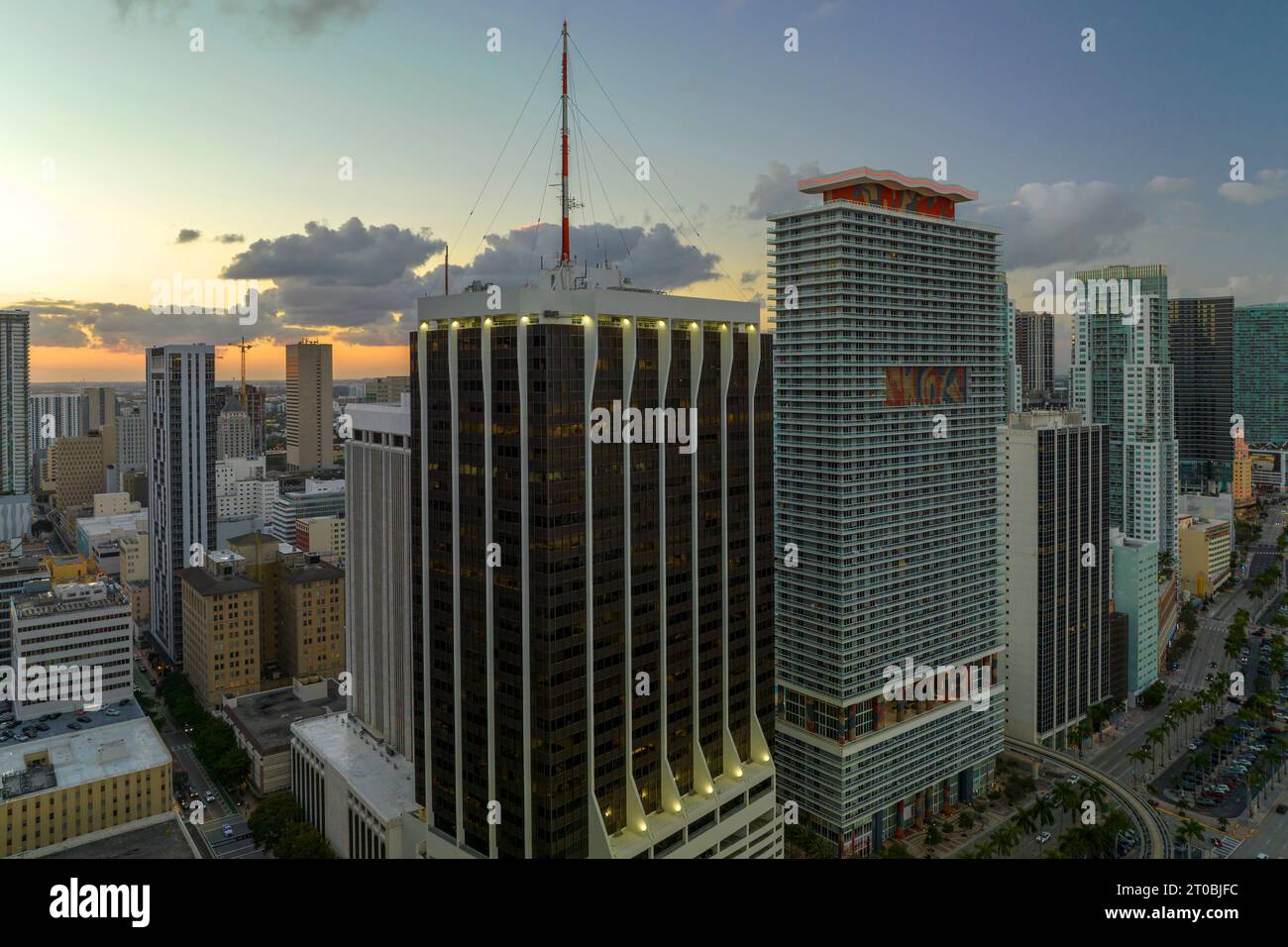 Abendliche Stadtlandschaft im Stadtzentrum von Miami Brickell in Florida, USA. Skyline mit hohen Wolkenkratzergebäuden und städtischem Transportsystem Stockfoto