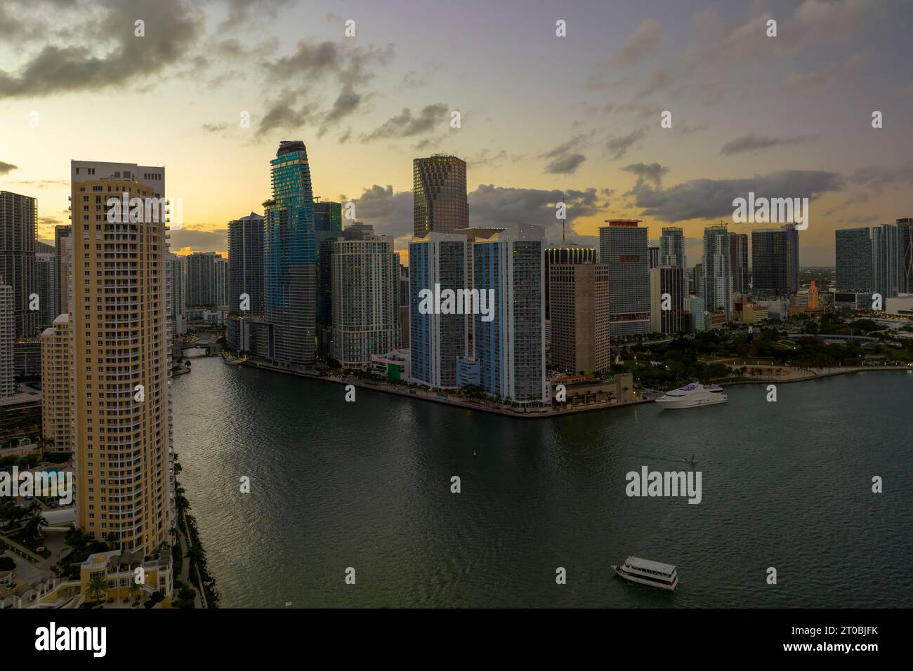 Abendliche Stadtlandschaft im Stadtteil Miami Brickell in Florida, USA. Skyline mit dunklen Hochhäuser im modernen amerikanischen megapol Stockfoto