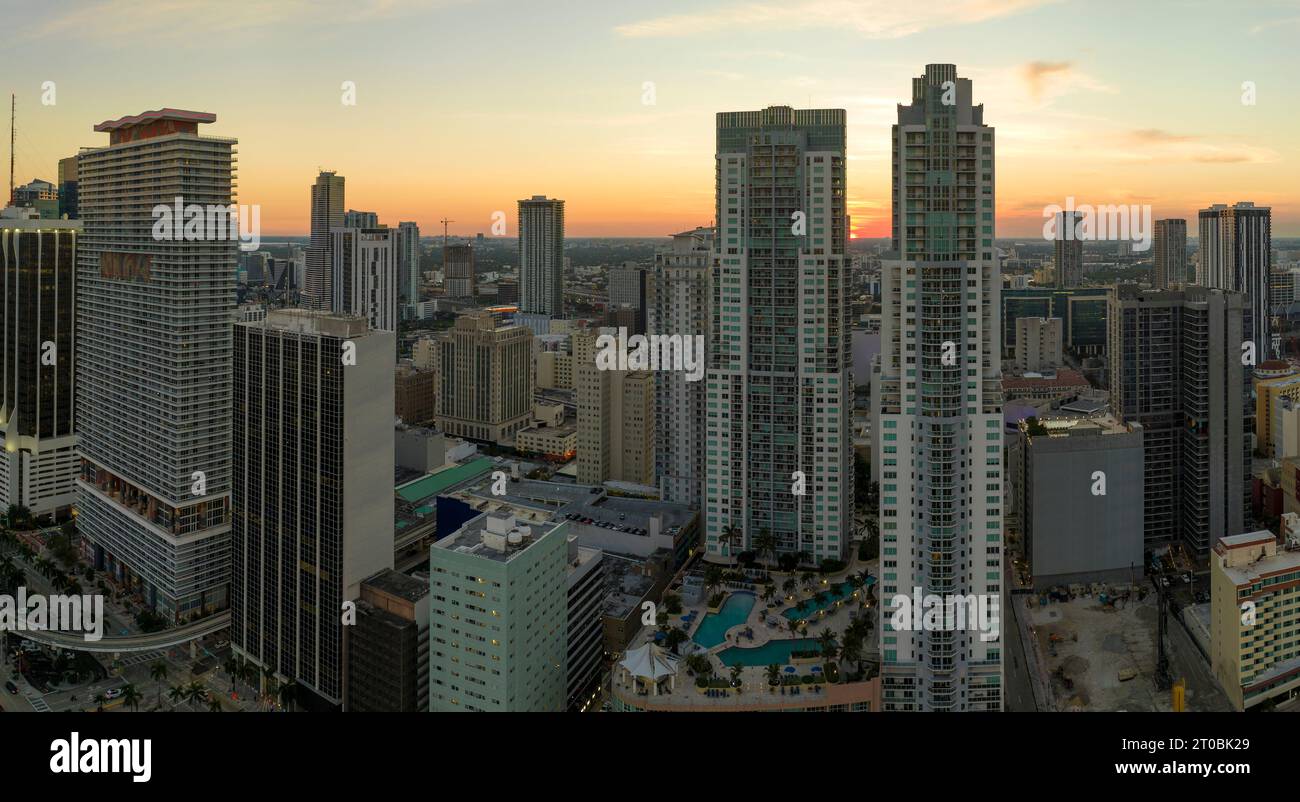 Abendliche Stadtlandschaft im Stadtteil Miami Brickell in Florida, USA. Skyline mit hohen Wolkenkratzern in moderner amerikanischer Megapolis. Stockfoto