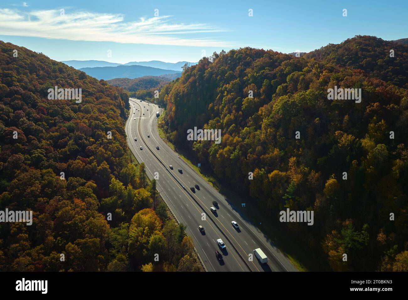 Die I-40 Autobahn führt nach Asheville in North Carolina durch die Appalachen mit gelbem Herbstwald und schnellen Lastwagen und Autos. Konzept o Stockfoto