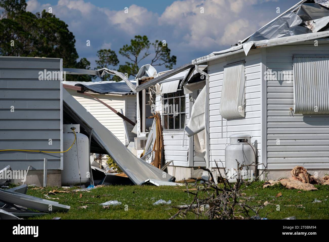 Schwer beschädigte Häuser nach Hurrikan Ian im Wohngebiet Florida. Folgen von Naturkatastrophen Stockfoto