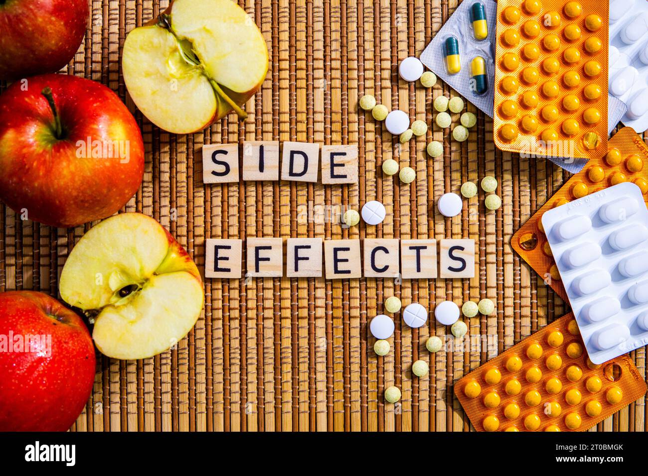Nebenwirkungen Wort in Buchstaben Äpfel und Medikamente Moderne Medizin Opioide Krisenmedikation Stockfoto