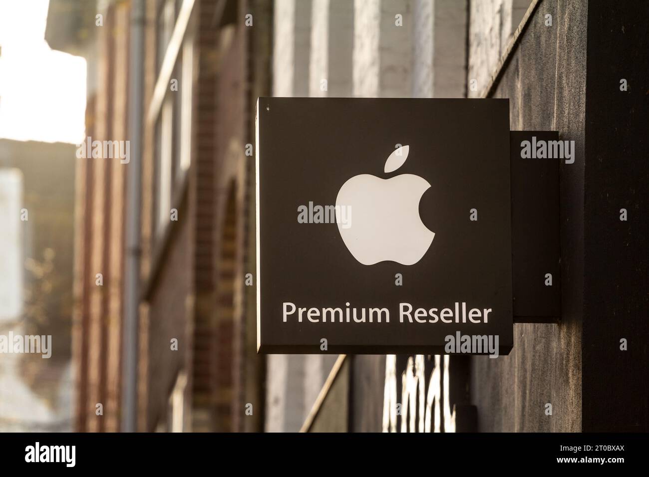 Bild eines Schildes eines Apfel Premium-Händlers in Heerlen, niederlande. Stockfoto