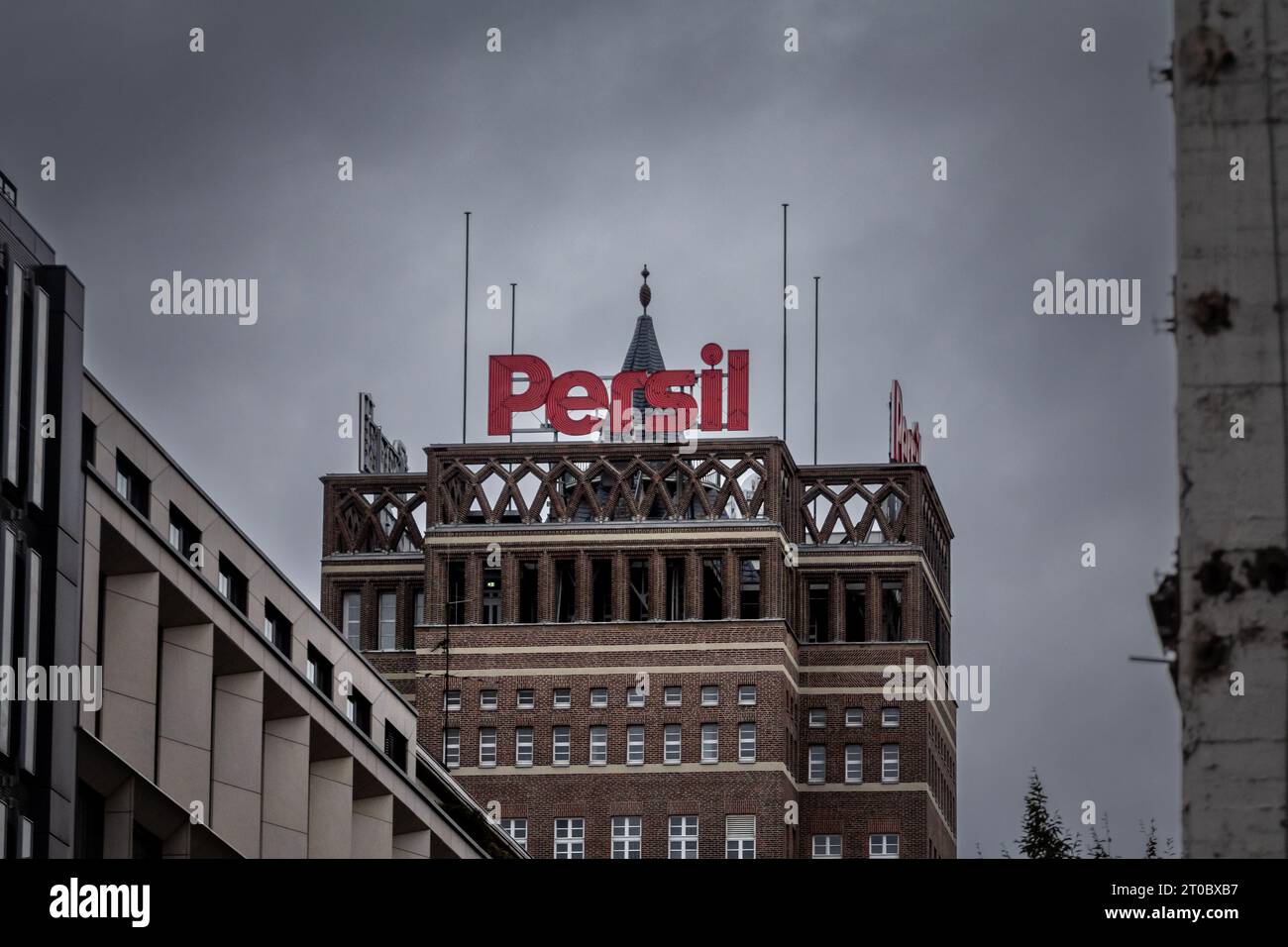 Bild des wilhelm-marx-haus-Turms in Düsseldorf, mit dem Logo von Persil-Waschmittel. Persil ist eine deutsche Marke für Waschmittel ma Stockfoto