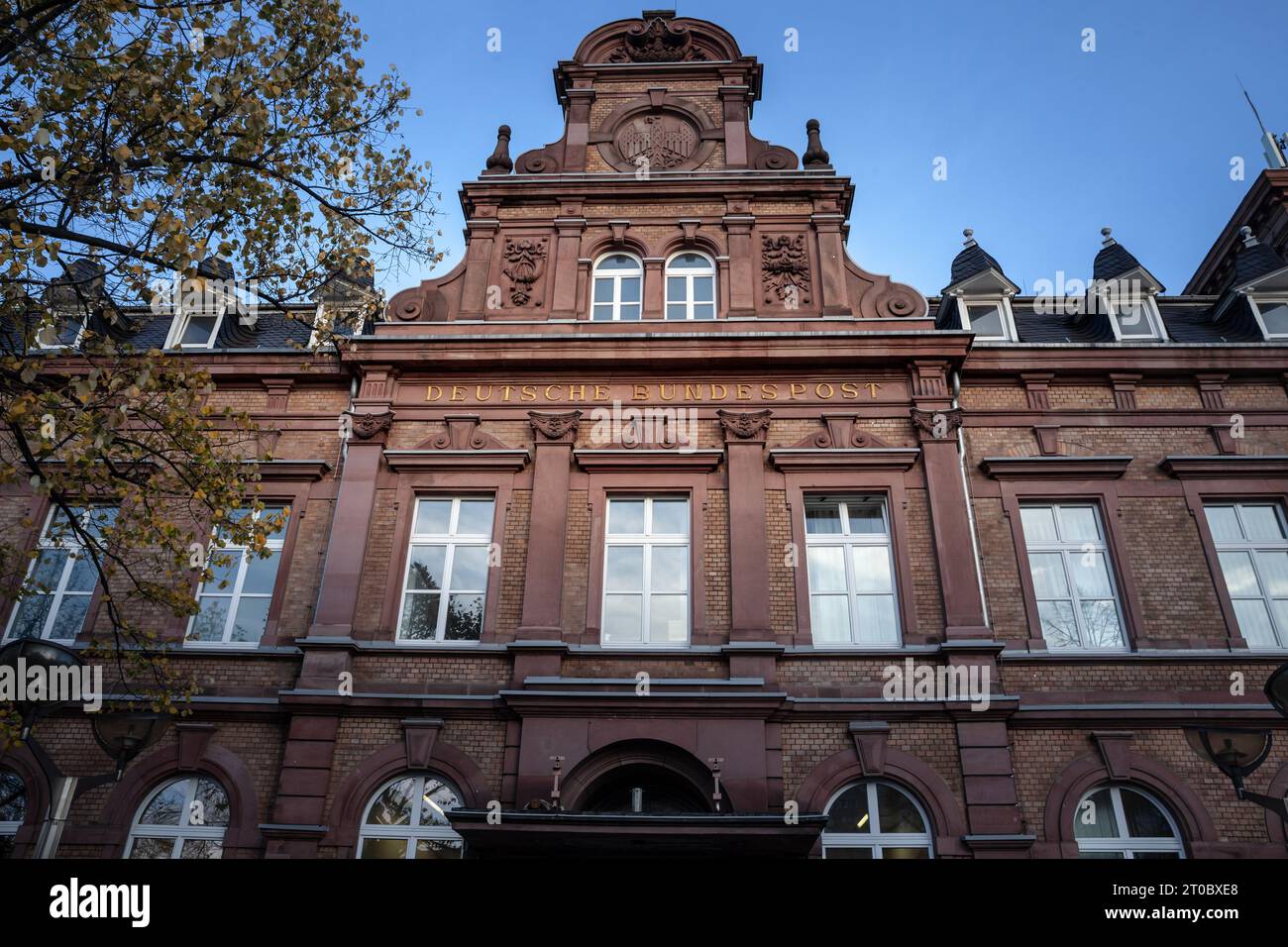 Bild eines Schildes der Deutschen Bundespost auf der Duisburger Alten Post in Deutschland, dem ehemaligen Sitz der Bundespost für Duisburg. Stockfoto