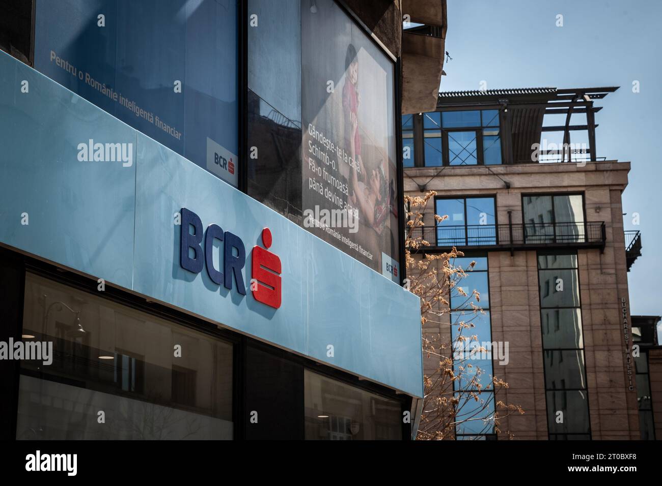 Abbildung eines Schildes mit dem Logo der BCR Bank in Bukarest, Rumänien. Die BCR oder Banca Comerciala Romana, Mitglied der erste-Gruppe, ist die wichtigste FIN Stockfoto