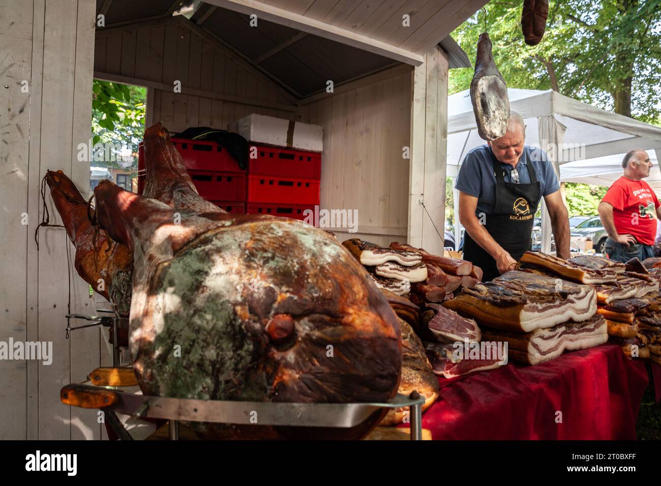 Bild eines serbischen Prsut-Schinkens, der auf einem Markt auf dem Land Serbiens geschnitten wird. Er ähnelt dem italienischen Prosciutto Crudo, ist ein italienischer Trockenläufer Stockfoto