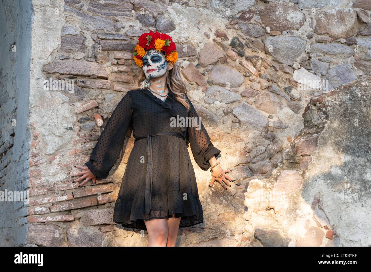 Closeup Portrait von Calavera Catrina. Junge Frau mit Sugar Skull Make-up. Dia de los Muertos. Tag der Toten. Halloween. Stockfoto