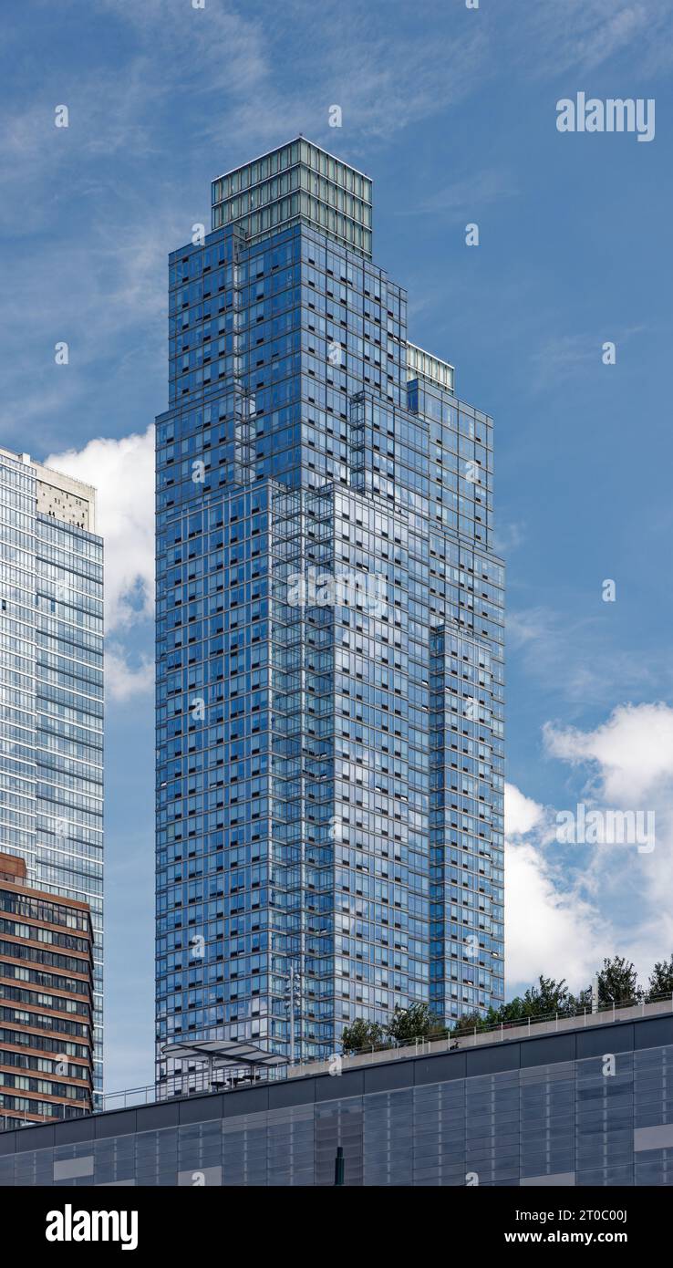 Silver Towers ist ein Glasdach an der 620 West 42nd Street in Hell’s Kitchen (Clinton) in der Nähe von Hudson Yards. Stockfoto