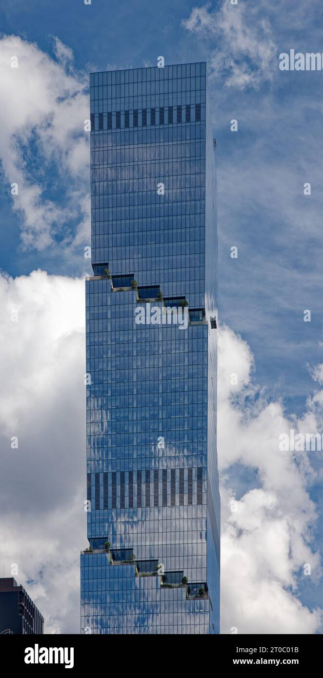 Die Spiral, die zweite Superhöhe des Viertels Hudson Yards, hat Außenterrassen, die wie Korkenzieher die Spiegelglasfassade hinunterragen. Stockfoto